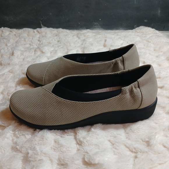Clarks Cloudsteppers Sillian Jetay Shoes Womens Size 9.5M Beige Slip On Comfort - Picture 4 of 11